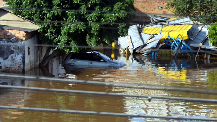 Mehr als 1,9 Millionen Menschen in 437 Ortschaften der Region Rio Grande do Sul sind von den starken Überschwemmungen betroffen. "Das Ausmaß der Tragödie ist verheerend", so der Governeur, Eduardo Leite. 