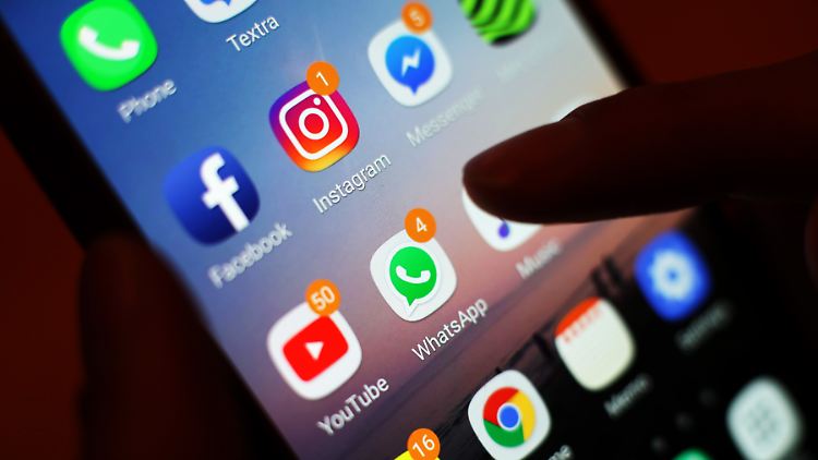 Mit Whatsapp lassen sich die Noten eher nicht verbessern, wobei es wohl ganz auf die Nachrichten ankommt.
