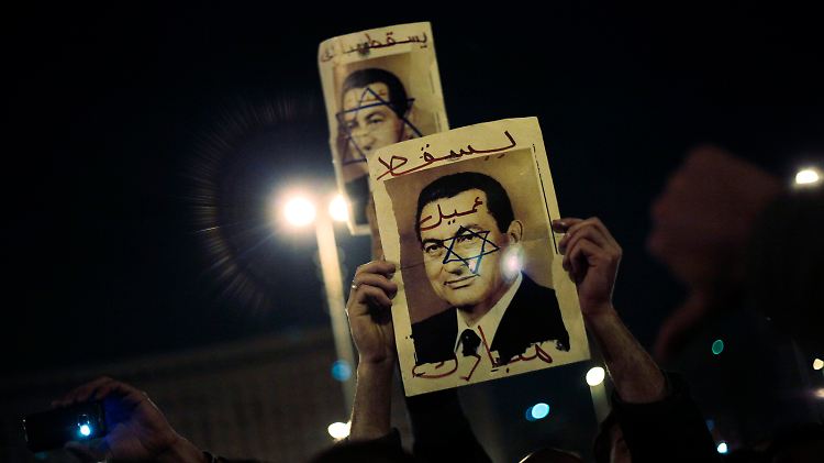 Mubarak als "Agent" Israels - Plakat auf einer Demonstration am Sonntag in Kairo.