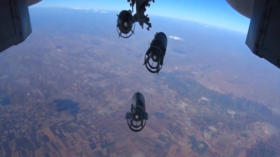Eine ältere Aufnahme zeigt den Abwurf von FAB-250-Bomben.