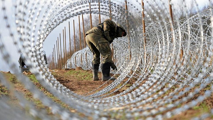 Seit zwei Jahren gibt es bereits einen hohen Stacheldrahtzaun. Derzeit baut Polen nach eigenen Angaben zusätzlich Bunker und Schützengräben an der Grenze zur russischen Enklave Kaliningrad.