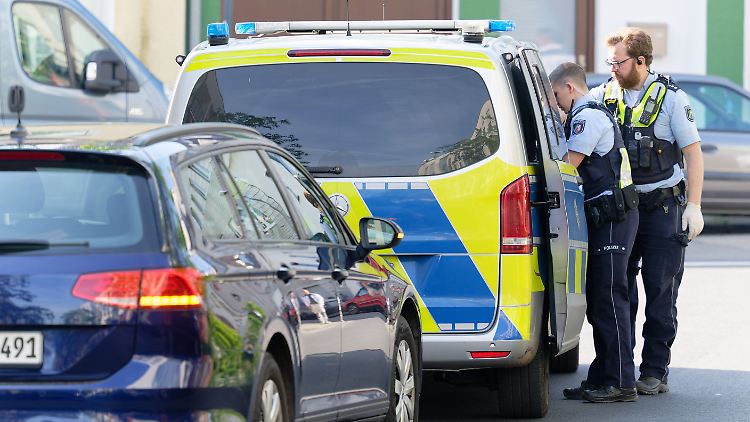 Das vermisste Mädchen war nach Polizeiangaben am Morgen "augenscheinlich unverletzt" in der Wohnung aufgefunden worden.