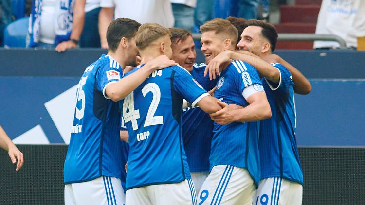 Simon Terodde (Nummer 9) blieb im letzten Heimspiel seiner Profikarriere ohne Tor.