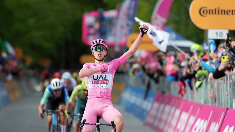 Tadej Pogacar fährt dem Giro-Sieg entgegen.