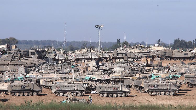Israelische gepanzerte Fahrzeuge in der Nähe des Grenzübergangs Kerem Shalom im Süden Israels.