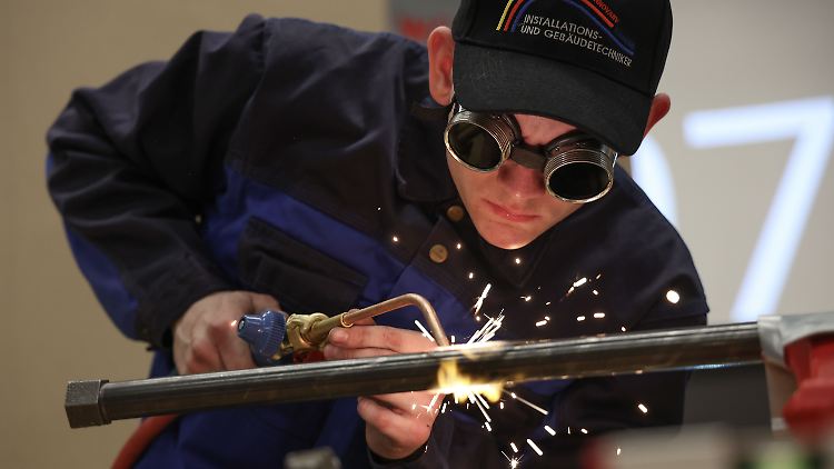 Den IW-Forschern fehlen aktuell mehr als 500.000 qualifizierte Arbeitskräfte in Deutschland.
