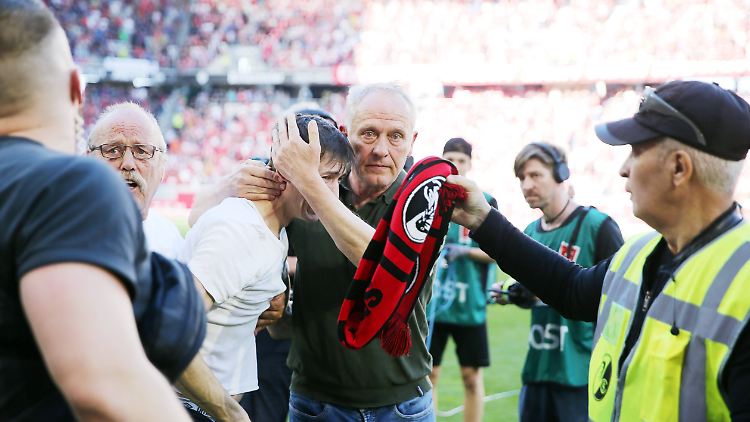 Christian Streich umarmt einen Fan, der ihm ganz nah sein wollte.