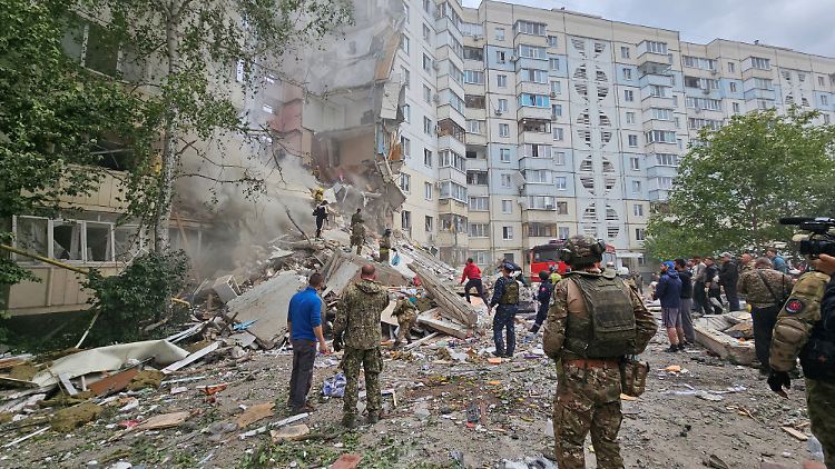 Zerstörung auch in Russland: Ein Wohnhaus in Belgorod stürzt teilweise ein.
