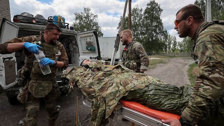 Abtransport eines verwundeten ukrainischen Soldaten nahe dem Dorf Wowtschansk.