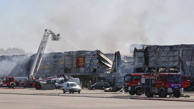 Feuerwehrleute sind bei einem Brand in einem Einkaufszentrum im Einsatz.