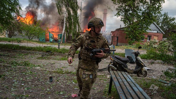 Ein ukrainischer Polizist am Samstag in Wowtschansk nach einem russischen Luftangriff.