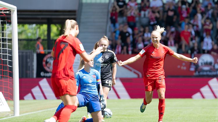 Pernille Harder bejubelt eines ihrer drei Tore zum Abstieg des 1. FC Nürnberg.