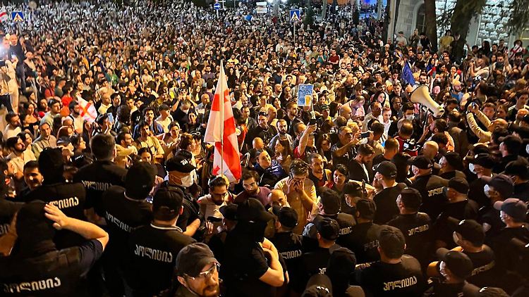 Seit Wochen demonstrieren Zehntausende, wie hier Ende April in Tiflis, gegen das "Agenten"-Gesetz.