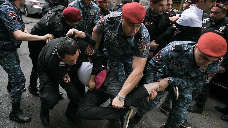 In Armenien gingen Hunderte Menschen gegen die geplante Rückgabe von vier Dörfern an Aserbaidschan auf die Straße. 
