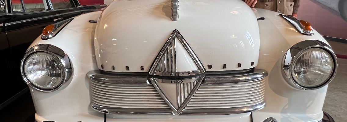 Der Borgward Hansa brachte den New Look des Pontondesigns nach Deutschland, ausgestellt im Zylinderhaus-Museum.