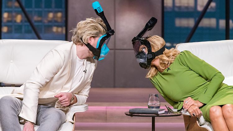 Dagmar Wöhrl und Tillman Schulz testen die Khroom-Schnorchelmaske.