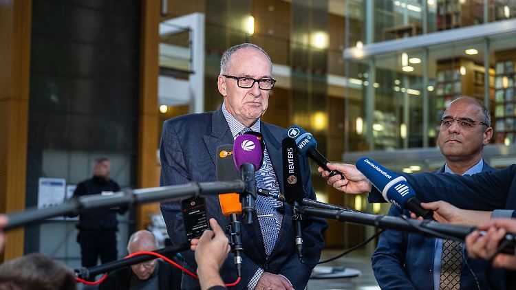 Nach der Urteilsverkündgung warfen die AfD-Vertreter Roman Reusch (l.) und Peter Boehringer dem Gericht vor, sich "der Beweisaufnahme verweigert" zu haben.