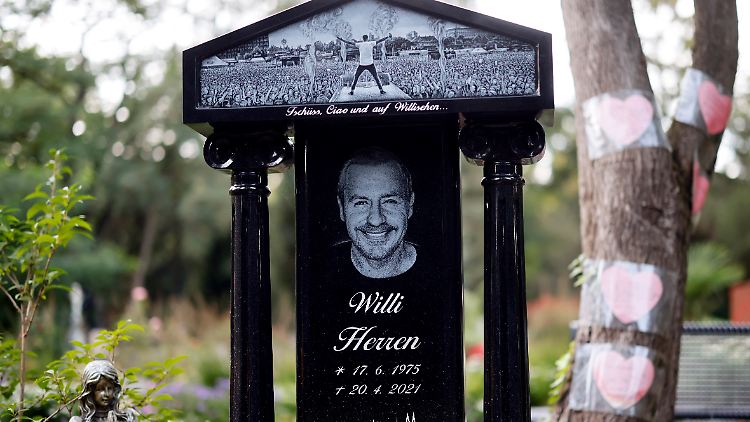 Willi Herren wurde auf dem Melaten Friedhof in Köln begraben. 