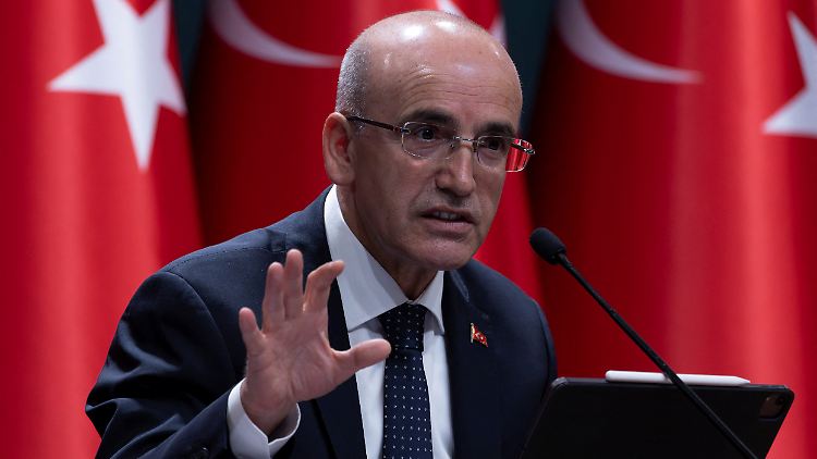 Der türkische Finanzminister Mehmet Simsek stellte in Ankara das neue Sparprogramm der Regierung vor.