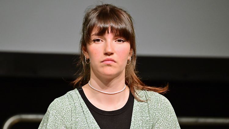 "Wenn man uns kennt, dann weiß man, dass wir kreativ in unserem Protest sind", sagt die Mitbegründerin der Letzten Generation, Carla Hinrichs.