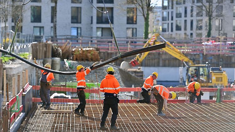 Der Großteil der Bauleute erhält nach Gewerkschaftsangaben Löhne, die den unteren Lohngruppen entsprechen - angefangen bei gut 2200 Euro.
