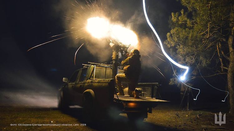 Habeck hält eine stärkere militärische Unterstützung der Ukraine für notwendig. Man müsse sich an der Wirklichkeit an der Front messen lassen. 