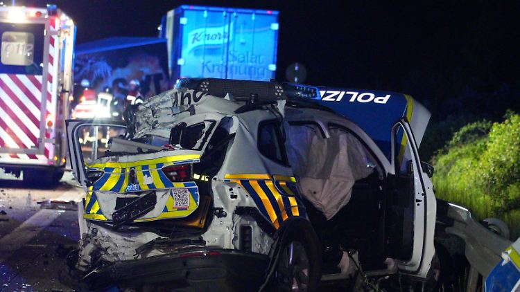 Der Lastwagen fuhr zunächst auf den Streifenwagen auf.