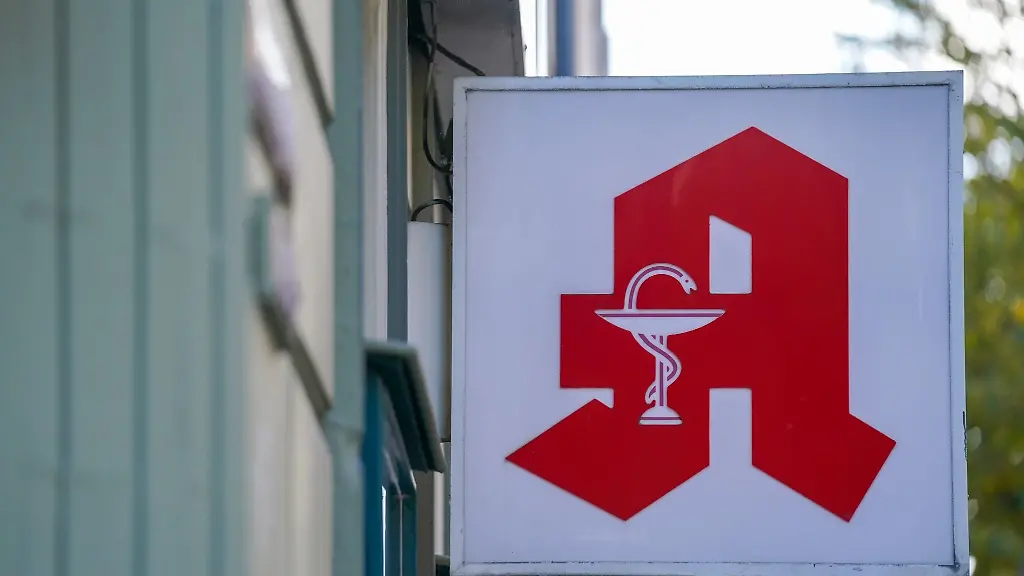 Ein-Apotheken-Logo-haengt-an-der-Eingangsfassade-einer-Apotheke