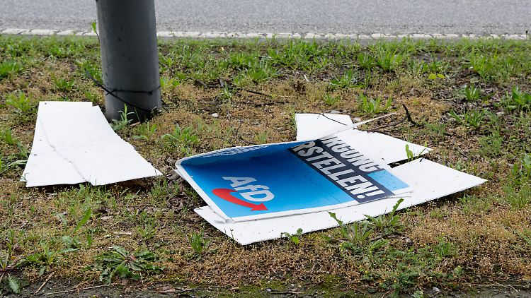 Zerstörte Wahlwerbung der AfD. Wehrhafte Demokraten können auf derlei Vandalismus verzichten.