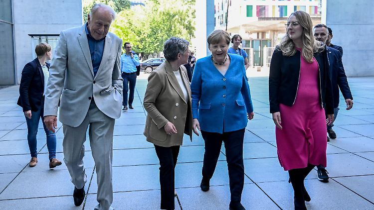 Merkel (2.v.r.) kam auf Einladung Trittins (l.) zu dessen Verabschiedung aus dem politischen Geschäft.