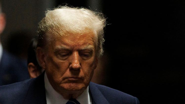 Donald Trump auf dem Weg in den Gerichtssaal