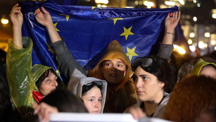Gerade junge Menschen in Georgien hoffen auf einen künftigen EU-Beitritt des Landes. Die Regierungspartei scheint sich eher an Russland orientieren zu wollen.