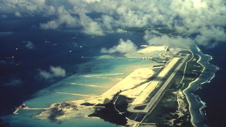 Ein großer Teil von Diego Garcia ist durch die 3600 Meter lange Start- und Landebahn des Militärflughafens bedeckt.