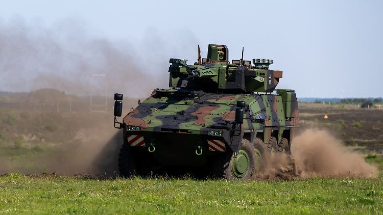 Ein Radpanzer der Bundeswehr vom Typ Boxer fährt über das Gelände von Rheinmetall.
