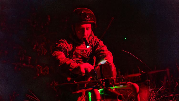 Ein ukrainischer Soldat an der Front in Charkiw mit einer Kamikaze-Drohne.