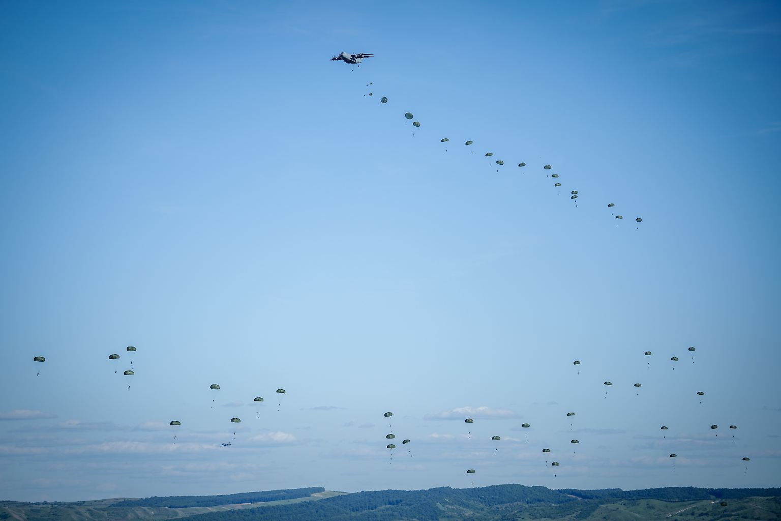 Wenn Hunderte Fallschirmjäger als kleine Punkte gen Boden gleiten, soll Russland genau hinschauen. 