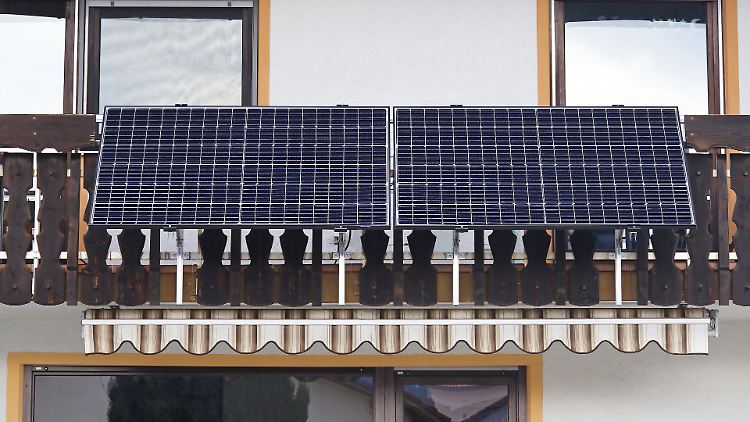 Halterungen für Balkonkraftwerk gibt es in verschiedenen Ausführungen – abhängig vor allem davon, wo die Anlage stehen bzw. hängen soll.