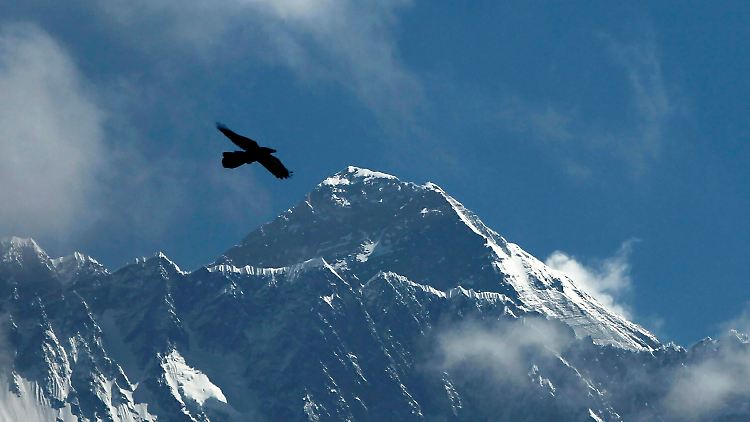 Die Everest-Hauptsaison ist von April bis Juni, da es dann am ehesten gute Wetterfenster für die Besteigung gibt.