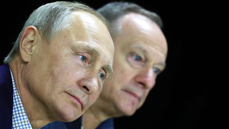 Nikolai Patruschew (im Hintergrund) berät Putin weiterhin.