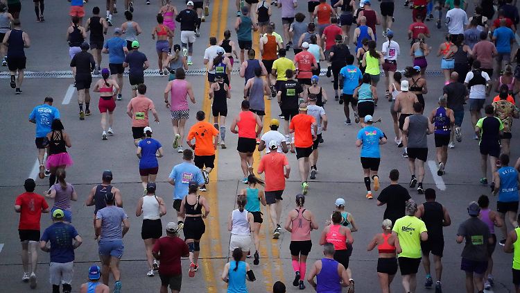 Beim Marathonlauf geht die Strecke über 42,195 Kilometer. Unter den Primaten ist der Mensch der einzige, der so lange auf zwei Beinen rennen kann.