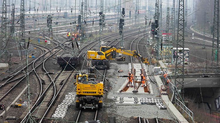 Die Arbeit am Schienennetz ist im Gange, genau wie der Netzausbau. Beides sind Mammut-Projekte. 