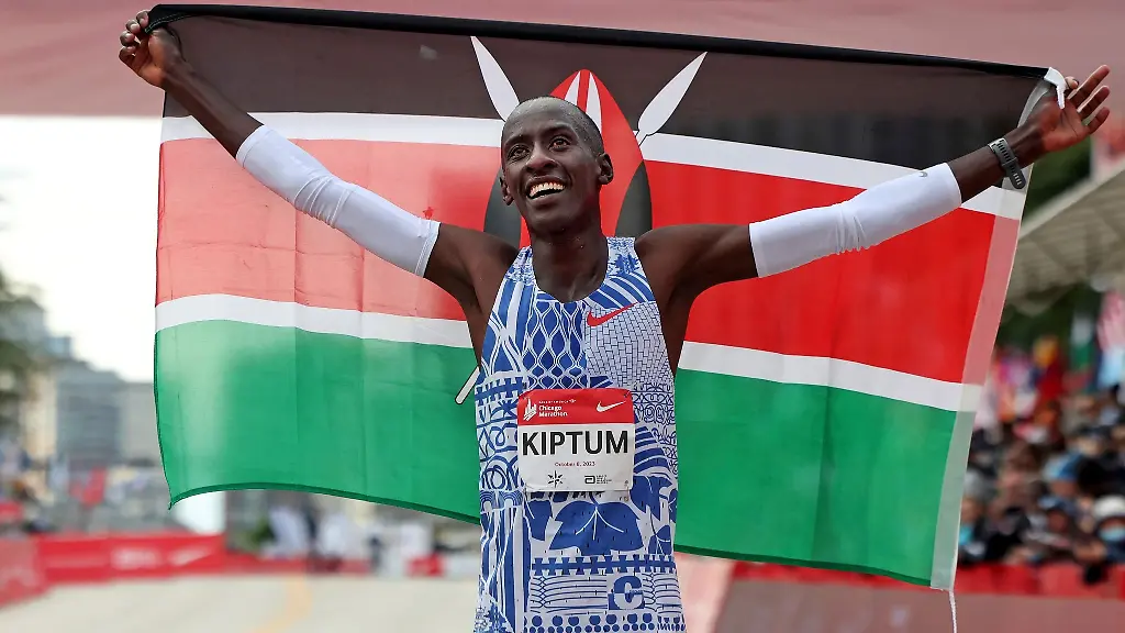 Der-Kenianer-Kelvin-Kiptum-war-in-Chicago-einen-Marathon-Weltrekord-gelaufen