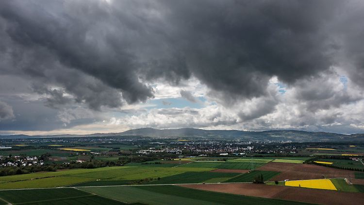Über Taunus und Feldberg braut sich was zusammen: Im Süden kann es Unwetter geben.