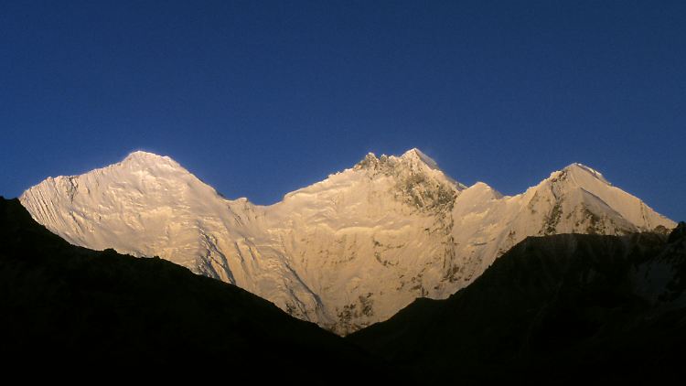 Zwei Bergsteiger sind auf dem Weg zum Gipfel des Mount Everest verschwunden.