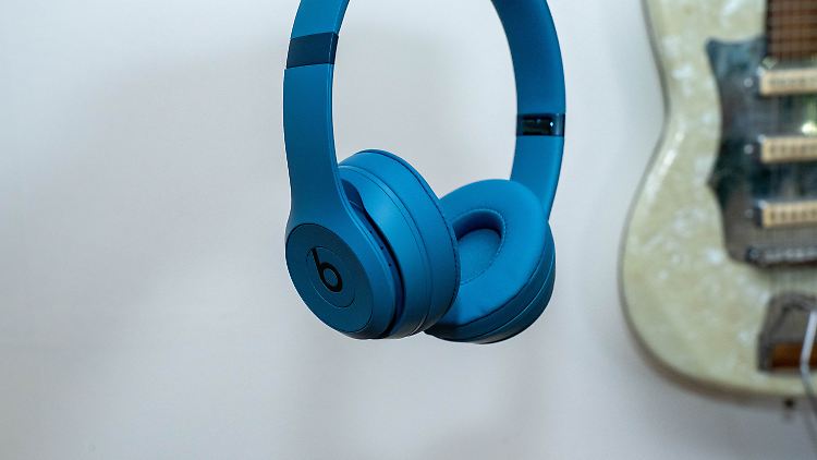 Optisch hat sich beim Beats Solo 4 im Vergleich zum Vorgänger wenig verändert.