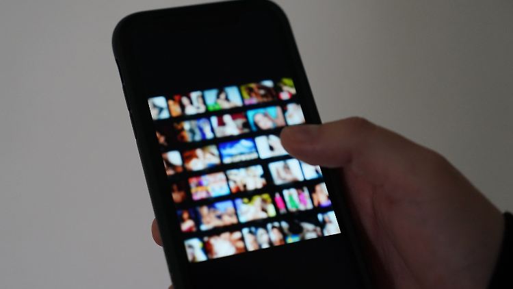 Immer mehr Frauen und Mädchen werden Opfer von Deepfakes. Mehr als 90 Prozent missbräuchlicher Deepfakes im Internet betreffen Schätzungen zufolge die Bereiche Pornografie und Nacktheit. 