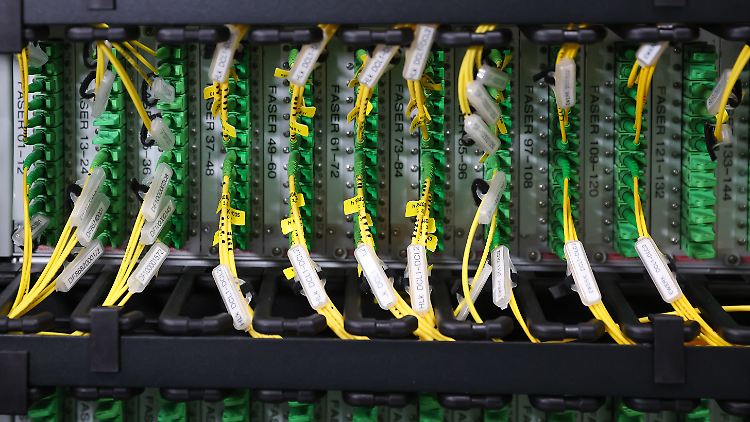 Glasfaserkabel im Datacenter Leipzig, dem regionalen Internet-Knoten für Brandenburg, Sachsen, Sachsen-Anhalt und Thüringen.