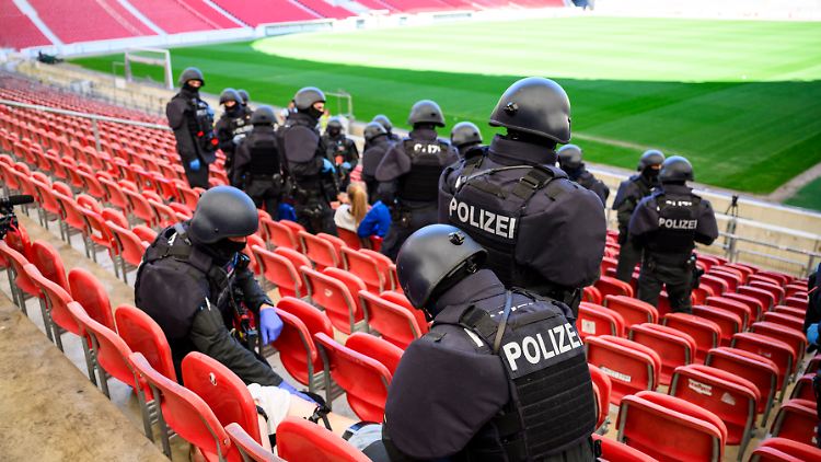 Zur Vorbereitung auf die Europameisterschaft simuliert die Polizei eine Einsatzlage im Stuttgarter Stadion.