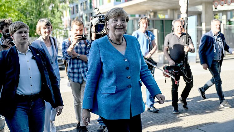 Ex-Kanzlerin Angela Merkel am Montag auf dem Weg zur Abschiedsfeier für den grünen Bundestagsabgeordneten und Ex-Minister Jürgen Trittin, den sie in einer Rede würdigte.