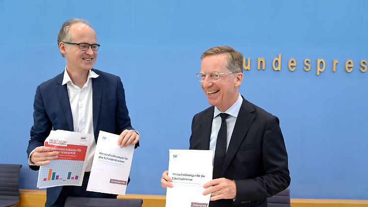 Dullien und Hüther sind gut gelaunt, aber blicken pessimistisch auf Deutschlands Fähigkeit zu Zukunftsinvestitionen.